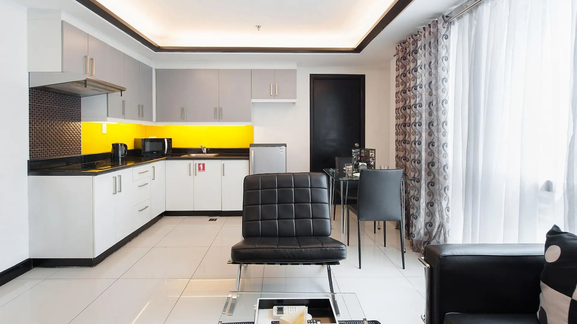 Y2 Residence Hotel Managed By Hii Makati City 3*,  Philippinen
